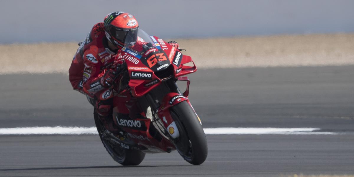 Gana Bagnaia y Aleix (9º), pese al dolor, solo cede un punto con Quartararo