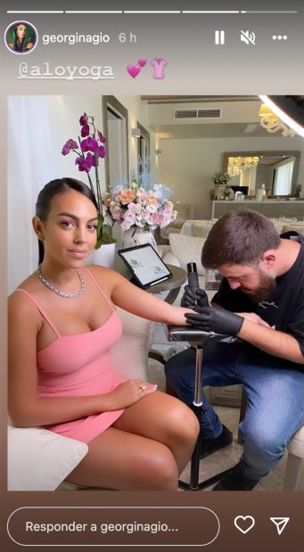 Georgina Rodríguez tatuándose / Instagram