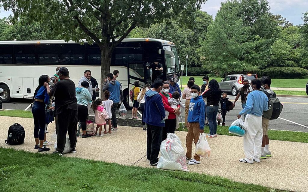 Gobernador de Texas envía inmigrantes a la Ciudad de Nueva York