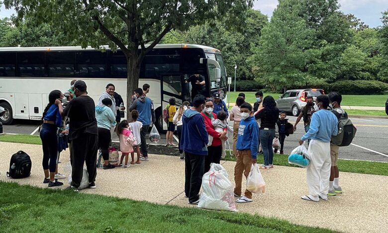 Gobernador de Texas envía inmigrantes a la Ciudad de Nueva York