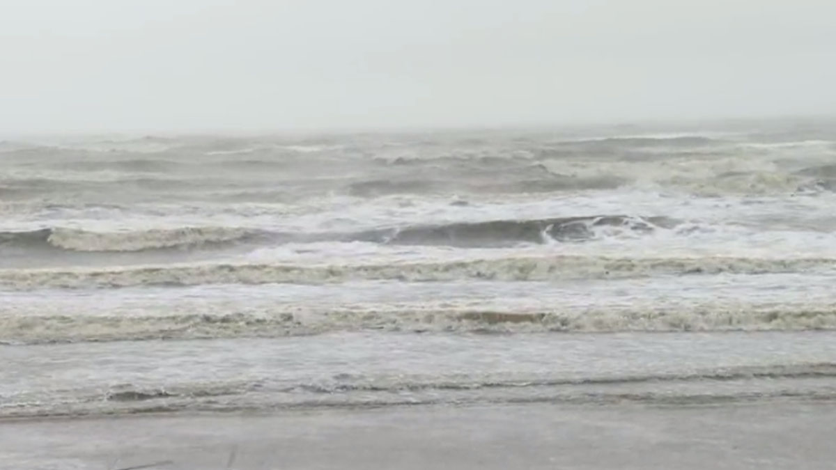 Guardia Costera busca a hispano desaparecido en aguas del Golfo de México cuando intentaba rescatar a su hija de 3 años