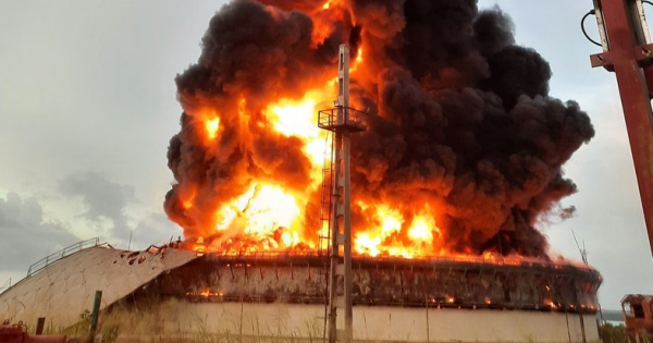 Impresionante incendio en Cuba: Un rayo impactó contra un depósito de petróleo y hay desaparecidos