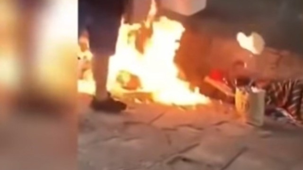 Intenta quemar vivo a un indigente y lo difunde en Facebook