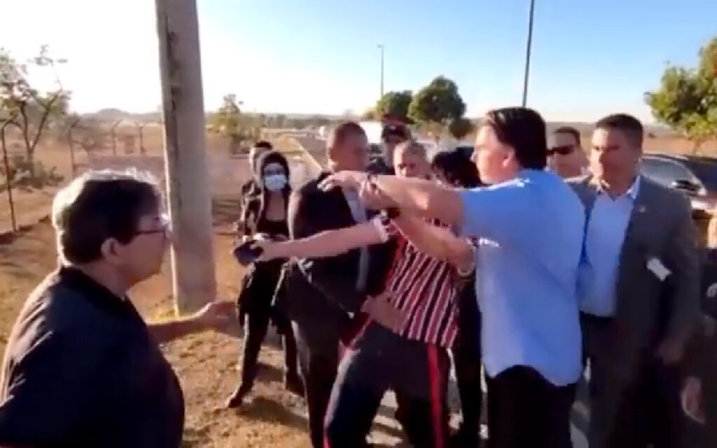 Jair Bolsonaro, presidente de Brasil, 'jalonea' a manifestante | Video