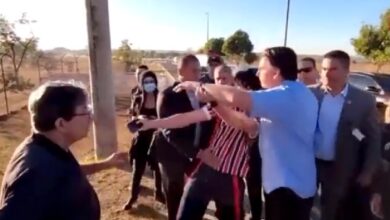 Jair Bolsonaro, presidente de Brasil, 'jalonea' a manifestante | Video