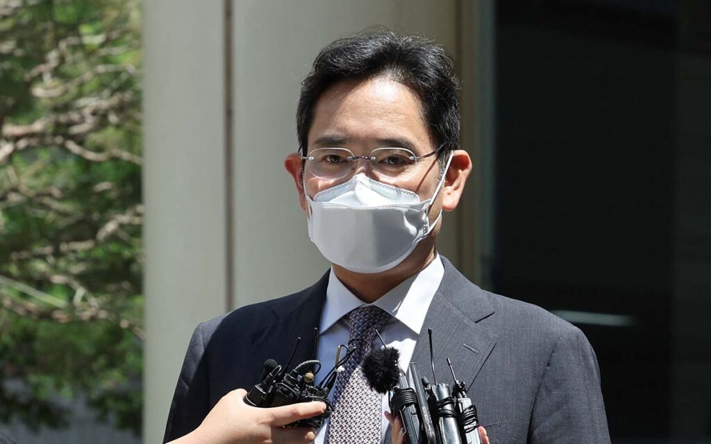 Jefe de Samsung, encarcelado por corrupción, recibe indulto del presidente de Corea del Sur