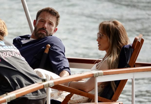 Jennifer López y Ben Affleck en París / Gtres
