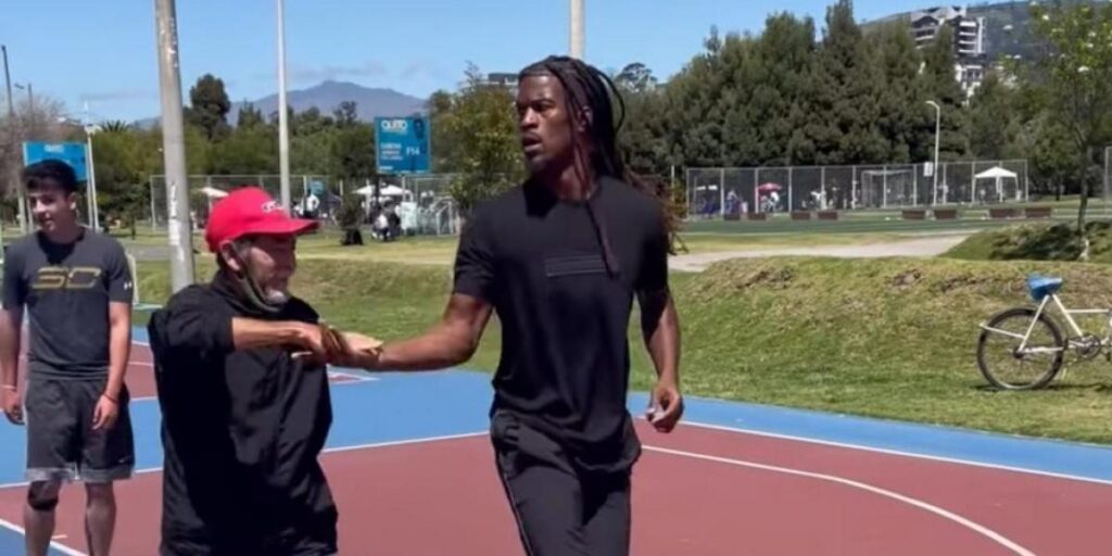 Jimmy Butler juega al baloncesto con aficionados en Ecuador