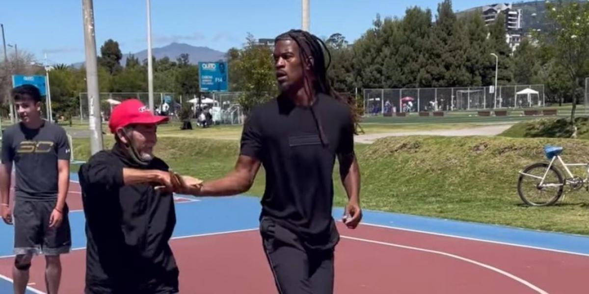 Jimmy Butler juega al baloncesto con aficionados en Ecuador