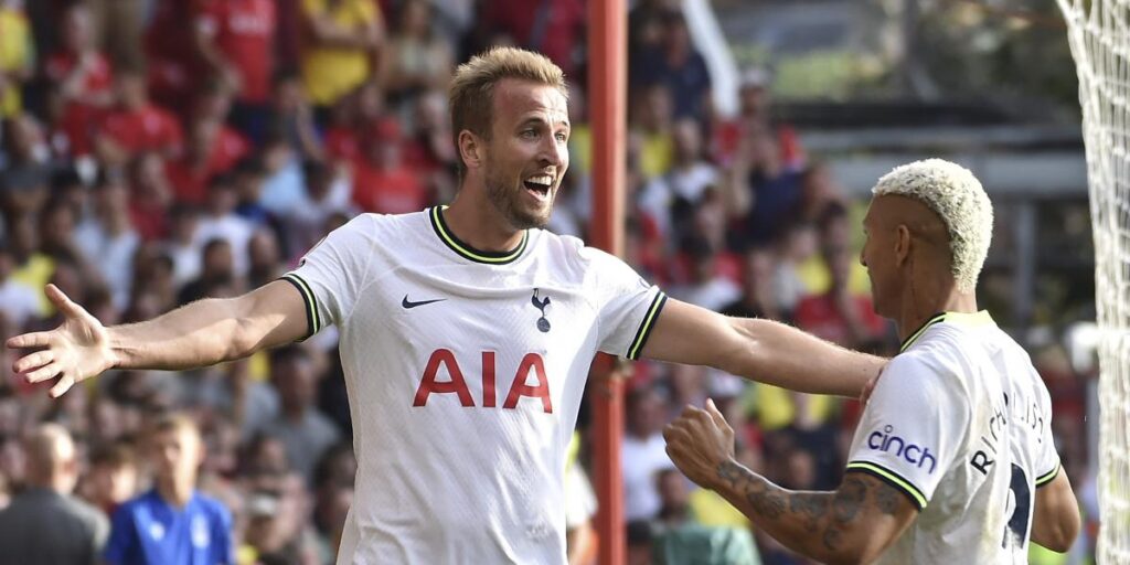 Kane sigue tirando del Tottenham con su doblete en Nottingham