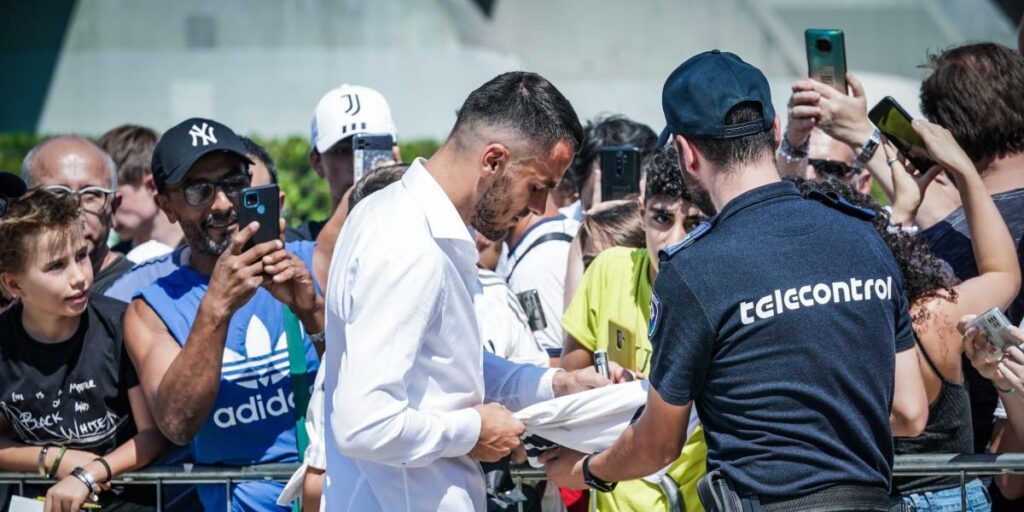 Kostic, a punto de firmar, se da un baño de masas en Turín