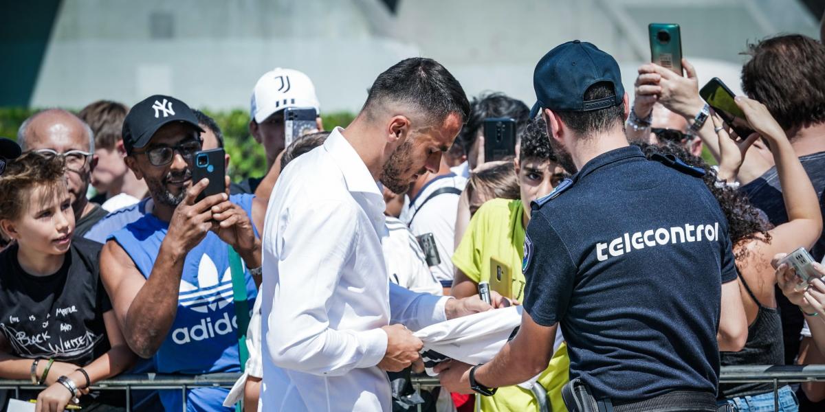 Kostic, a punto de firmar, se da un baño de masas en Turín