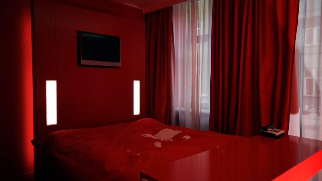 LVMPD arresta a dos personas en relación a burdel clandestino que cobraba “$200 por servicio completo”