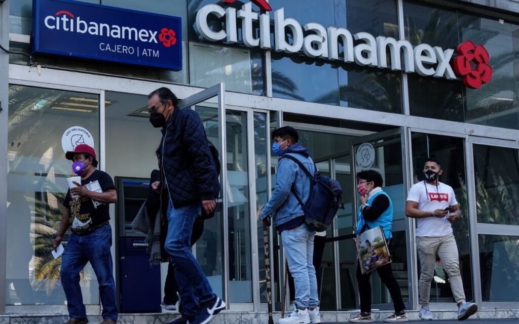 La carrera por comprar Banamex continúa. Estos son los postores
