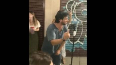 La estelar aparición de Fran Perea en un karaoke callejero con su mítica '1+1 son 7'