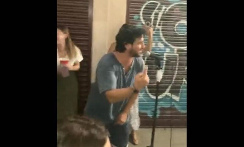 La estelar aparición de Fran Perea en un karaoke callejero con su mítica '1+1 son 7'