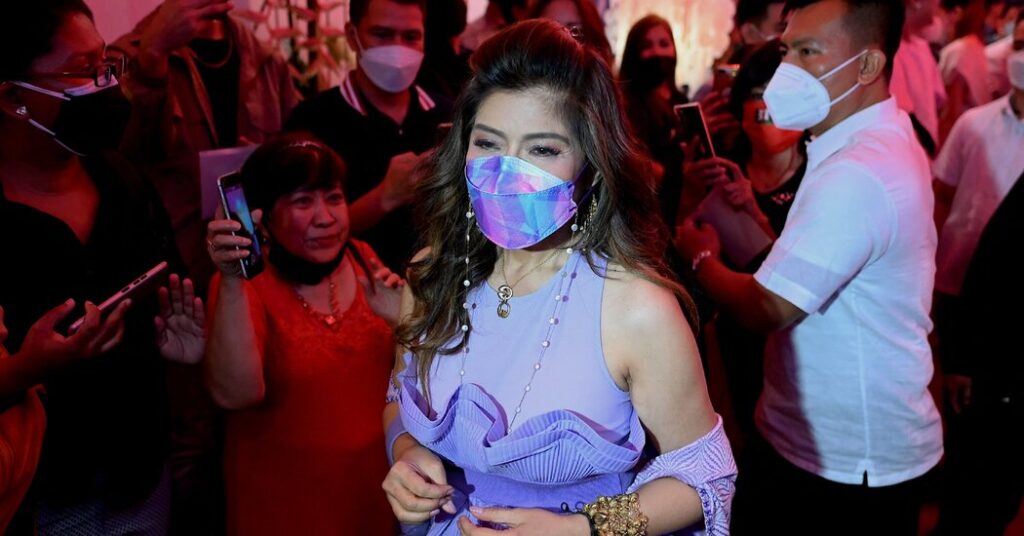 La familia Marcos recibe tratamiento de estrella en una nueva película de Filipinas