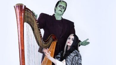 La imagen de Munsters de Rob Zombie recrea la icónica escena de Herman y Lily