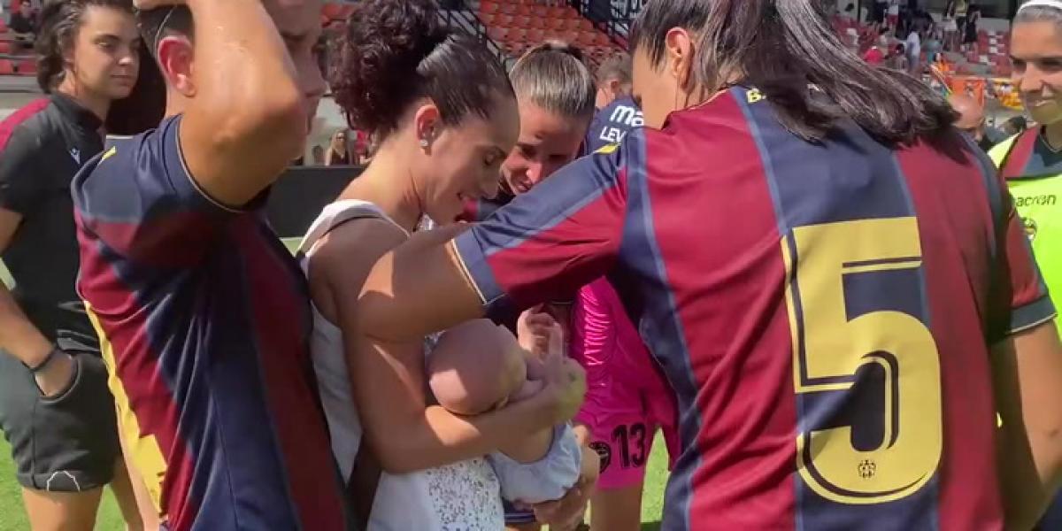 La imagen más tierna que verás hoy: Alharilla (Levante) lleva a su bebé al fútbol