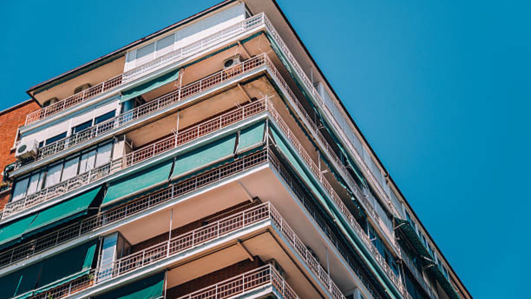 La mayoría de toldos de España son verdes y hay una explicación