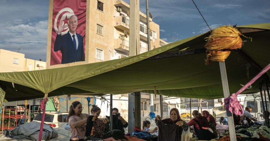 La negligencia económica y la inestabilidad política deshicieron la democracia de Túnez