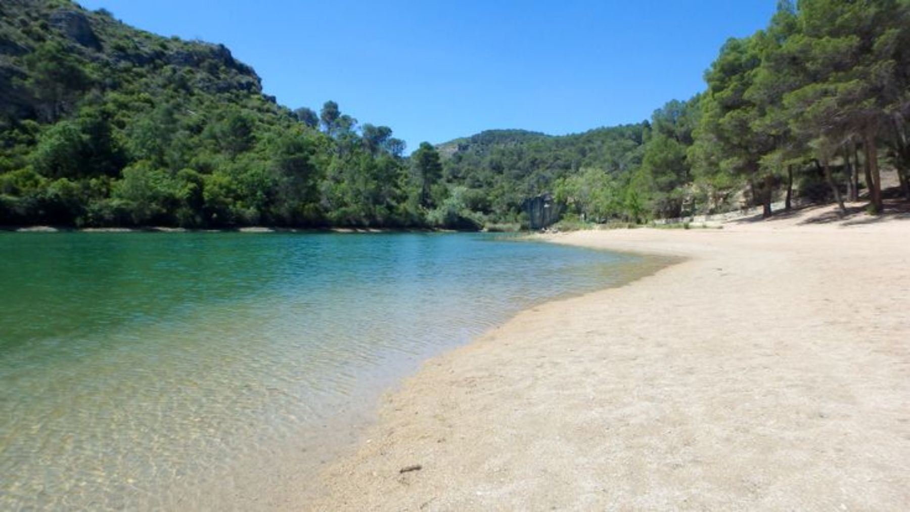 La playa de aguas cristalinas al lado de Madrid que está siendo un éxito