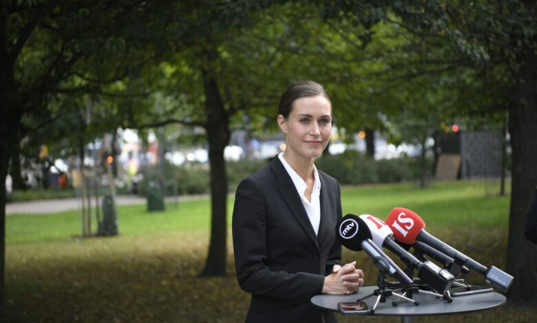 La primera ministra de Finlandia se disculpa por una foto “inapropiada” de dos mujeres besándose en su residencia oficial