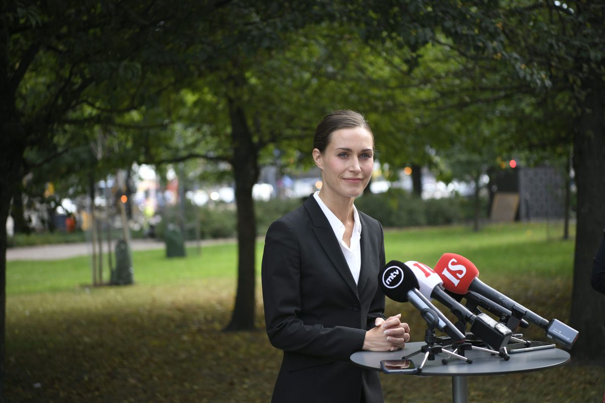 La primera ministra de Finlandia se disculpa por una foto “inapropiada” de dos mujeres besándose en su residencia oficial