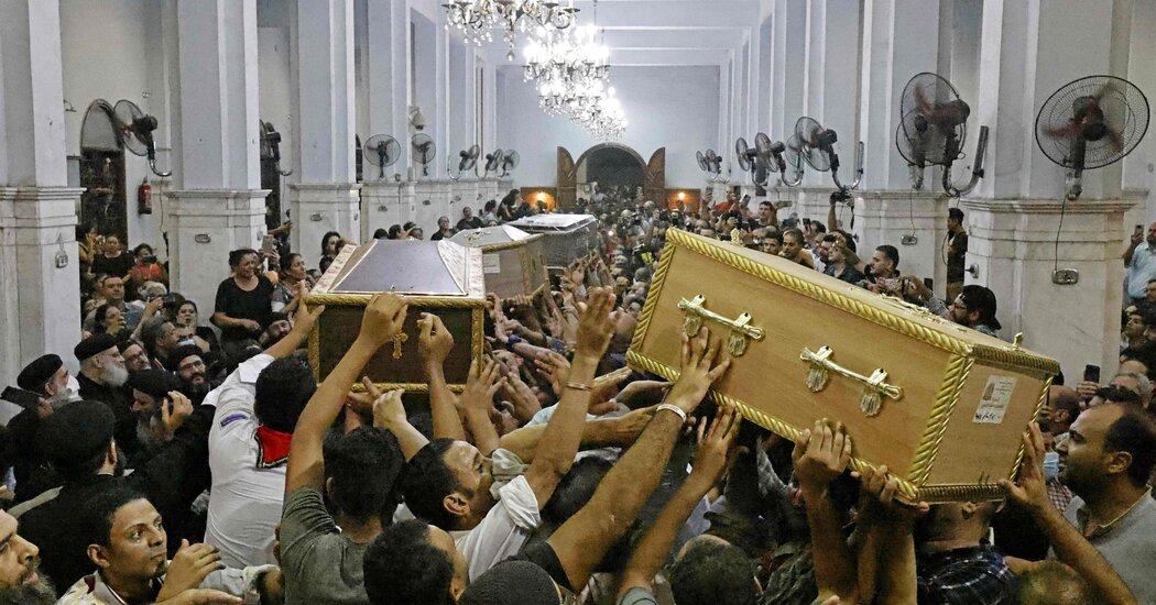 Líder copto critica las restricciones de construcción de iglesias en Egipto después del incendio mortal