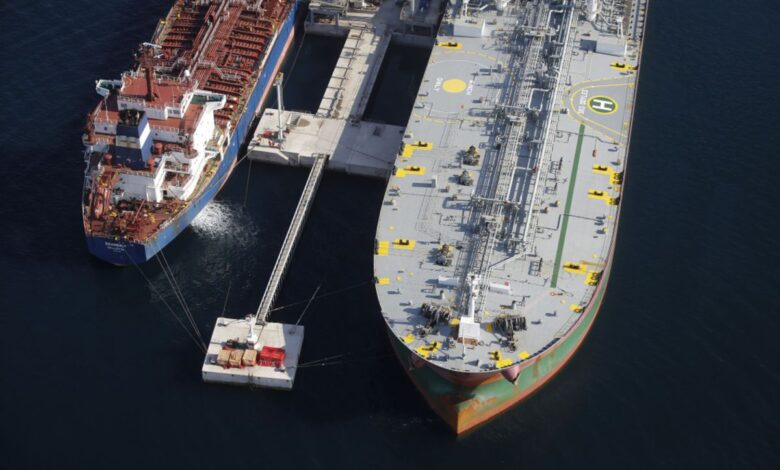 Los armadores griegos se lanzan a transportar petróleo ruso antes de que se apliquen las sanciones europeas