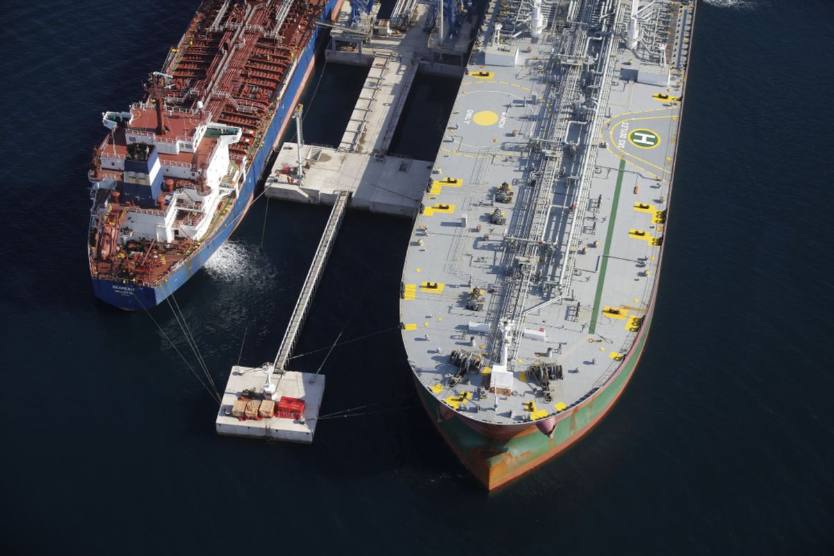 Los armadores griegos se lanzan a transportar petróleo ruso antes de que se apliquen las sanciones europeas