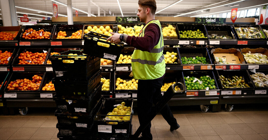 Los británicos se preparan para más dificultades a medida que los precios se disparan en medio de la inflación