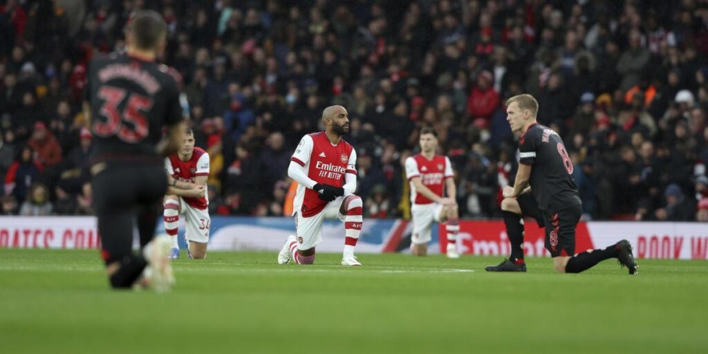 Los jugadores de la Premier se arrodillarán en partidos concretos