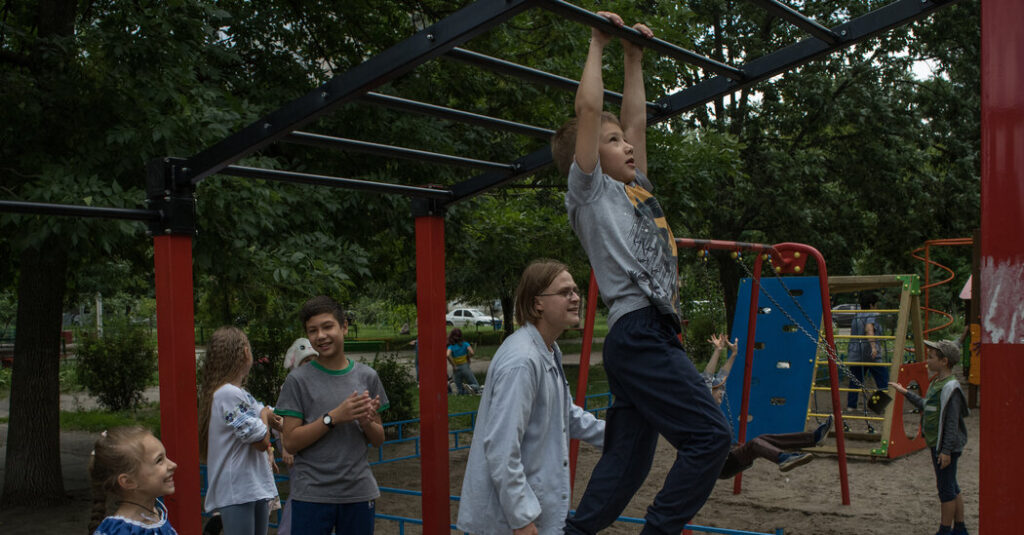 Los niños de Ucrania soportan las cargas de la guerra: fotos