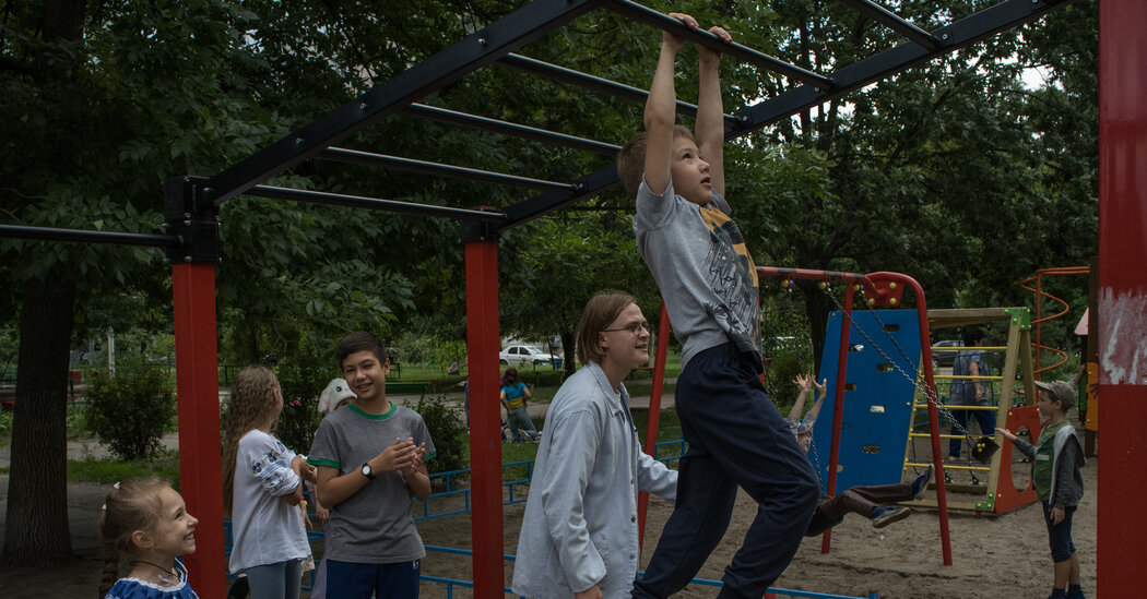 Los niños de Ucrania soportan las cargas de la guerra: fotos