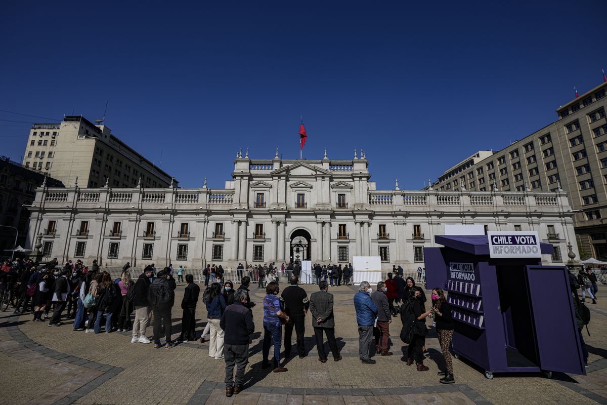 Los partidos que sostienen a Boric se comprometen a moderar la propuesta de nueva Constitución chilena tras el plebiscito