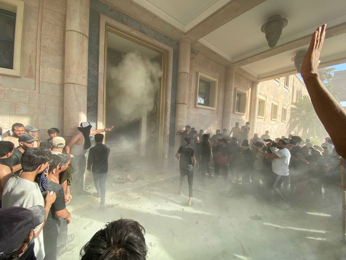 Los seguidores del clérigo iraquí Al Sadr asaltan el Palacio Presidencial en Bagdad