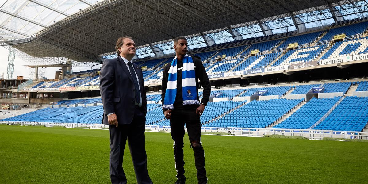 Los tres años de Isak en la Real, en imágenes