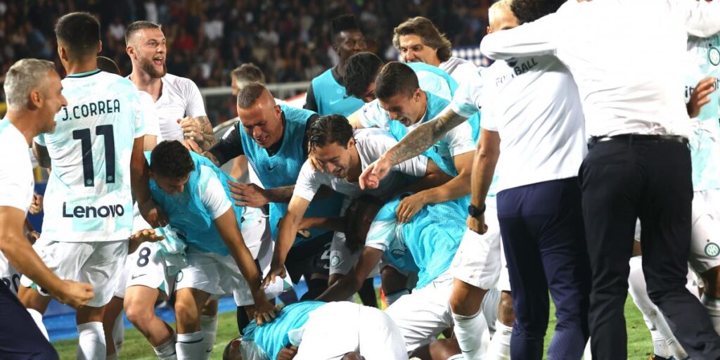 Lukaku marca y Dumfries salva al Inter en el 95'