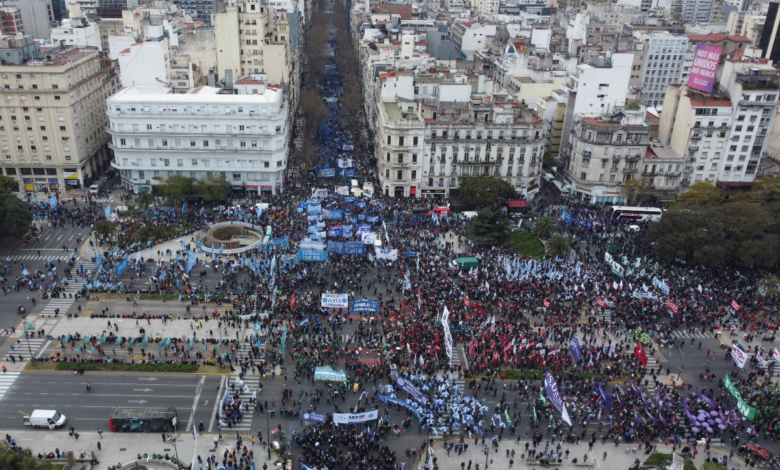 Manifestación masiva en Argentina para exigir aumento de salarios para enfrentar la inflación