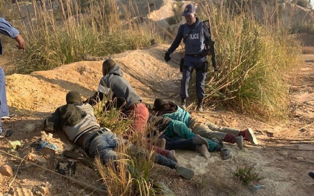 Más de 120 hombres detenidos por violar a ocho mujeres en Sudáfrica; el ataque duró cuatro horas, asegura víctima