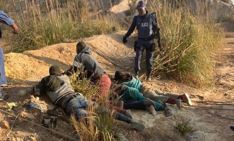Más de 120 hombres detenidos por violar a ocho mujeres en Sudáfrica; el ataque duró cuatro horas, asegura víctima