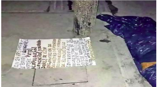 Matan a sujeto; abandonan cadáver con narcomensaje en una colonia y su cabeza en otra