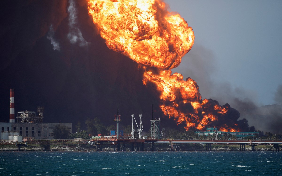 México apoya a Cuba con especialistas de Sedena y Pemex para sofocar incendio en Matanzas