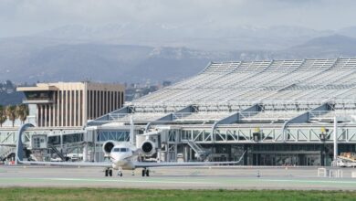 Mientras Francia se sofoca, los aviones privados son atacados
