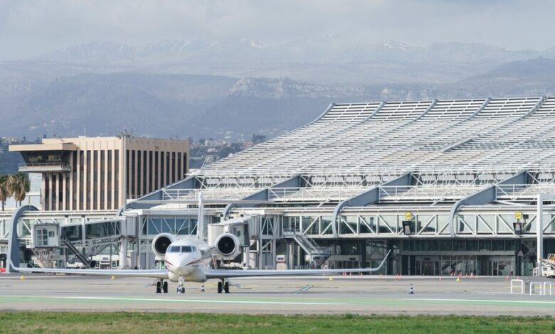 Mientras Francia se sofoca, los aviones privados son atacados