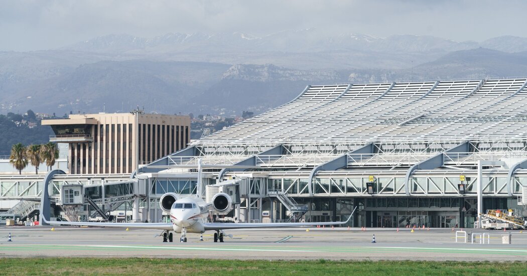 Mientras Francia se sofoca, los aviones privados son atacados
