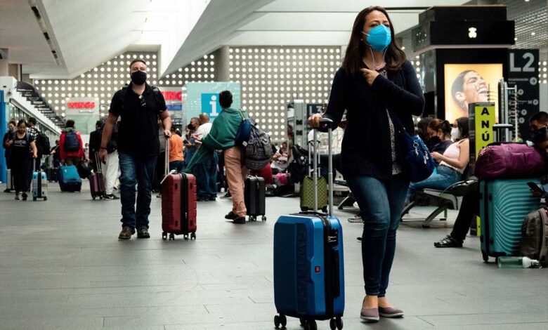 Migración retuvo ilegalmente a turista colombiano en AICM durante 15 días; CNDH emite recomendación