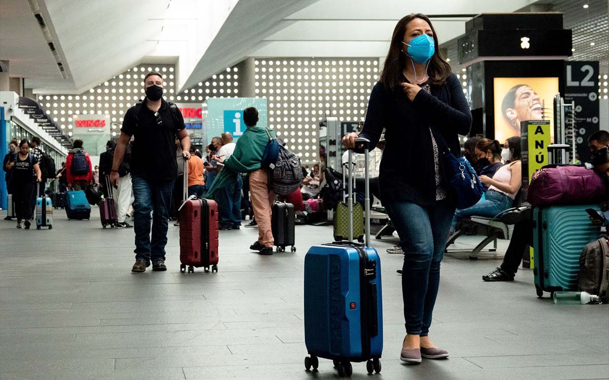 Migración retuvo ilegalmente a turista colombiano en AICM durante 15 días; CNDH emite recomendación