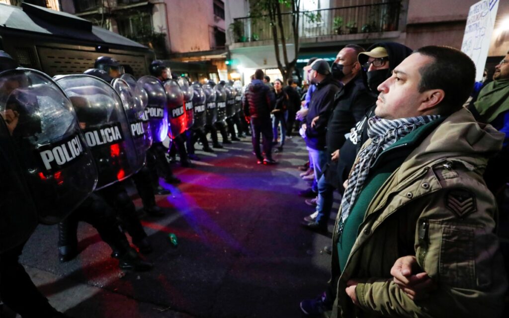 Miles inundan las calles en apoyo a vicepresidenta argentina Cristina Kirchner